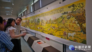 施顯澤繪畫展在水里商工「紅樓雅集」藝文中心展出的作品百駿圖。〈記者吳素珍攝〉