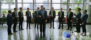 來自美國哈佛大學的鱷魚合唱團將進行5場次的巡迴演唱，首場高鐵站表演就獻給了桃園車站。

