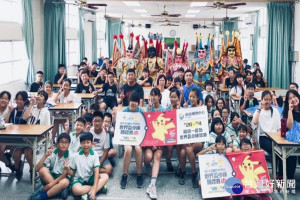南市組親善學校加油團。
