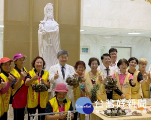 劉厝里社區發展協會包製500個五穀粽，贈送給媽祖醫院看診的鄉親，院長吳錫金等人送上溫馨的關懷，祝福大家端午佳節愉快。（記者陳昭宗拍攝）