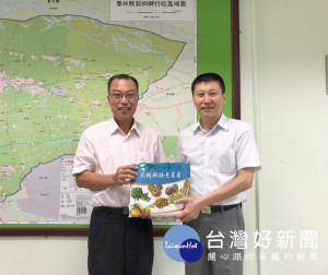 中部後指部指揮官馬家龍與雲林縣後指部指揮官吳聲泰等人，拜訪崙背鄉長及莿桐鄉長，感謝協力推動全民國防事務。（記者陳昭宗拍攝）