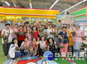 台糖量販雖即將結束營業，但關懷鄰里弱勢家庭的心永不休息，利用端午佳節號召會員包粽送愛心。（記者陳昭宗拍攝）