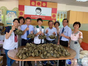 佳里區農會在端午節前夕合力包粽送北台南家扶中心弱勢家庭。