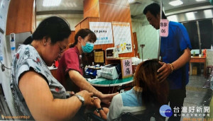 警方一路鳴笛為氣喘發作之乘客開道後，讓乘客在6分鐘內趕赴就醫。

