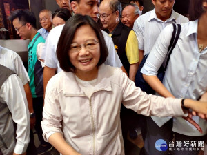 蔡英文桃園參香    初選尊重黨內最後決定