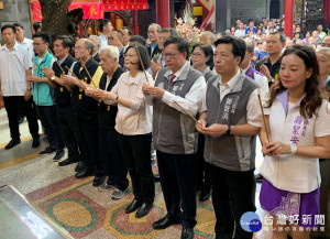 蔡英文總統抵桃園市景福宮參香，桃園市長鄭文燦及立委民代陪同上香祈福。