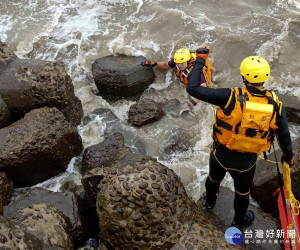 桃園警消人員跳入海中搶救落海民眾。
