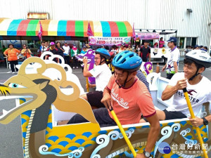 陸上龍舟體驗賽競爭激烈。