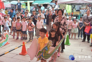 鹿港慶端陽活動的兒童陸上龍舟趣味競賽，縣長王惠美現場位小朋友加油。
