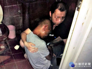 反鎖廁所內燒炭輕生 警方破門緊急救援