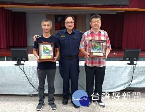 北港分局巡佐吳鴻熙、警員蘇志成，服務年資均超過30年，如今功成身退，分局長王立德致贈紀念牌表揚其守護治安及交通的貢獻與付出。