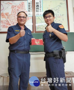 北辰所警員黃中佑積極探訪蒐證，查獲非法持有毒品案，分局長王立德頒發破案禮券，公開表揚辦案辛勞，有效提升基層士氣。