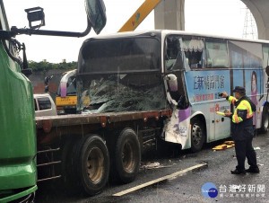 1號國道51.4發生托板車撞客運車   造成一死八傷