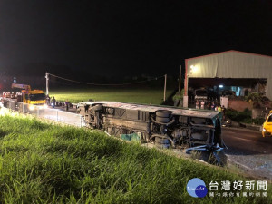 10日22時5分，國道1號南下206K（彰化花壇戰備道）處發生一起重大車禍事故，一輛阿羅哈客運台北—高雄的班車，因故翻落國道邊坡，造成乘客3死13傷。（圖 ／彰化人彰化事Facebook）