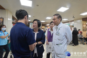 彰化縣長王惠美關心意外往生者家屬慰問，右為彰基醫院副院長周志中。