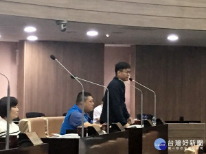 多位議員關心埔里市場災後重建安置。（記者扶小萍攝）