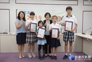 縣長王惠美表揚總統教育獎四位同學，黃雅萱、張彧綺、陳美芳、林俊義同學。圖／記者鄧富珍攝