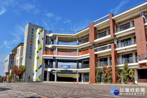 關廟國中獲得建築園冶獎校園景觀建築。