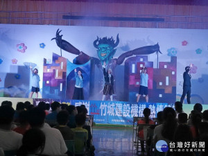 紙風車青少年反毒戲劇演出，推出參演式互動劇場-《拯救浮士德》。