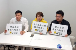 針對客運司機超時過勞，時代力量桃園黨部主委曾威凱、時代力量中壢區立委候選人林佳瑋、桃園市議員簡智翔（由右至左）提出交通部應立即修法。