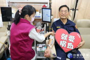 南投縣警局長陳木樹率先挽袖捐血。（警察局提供）