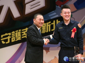 警察節慶祝大會，侯友宜市長分別頒獎表揚8名模範警察、10名警察獎章代表及2名刑事鑑識楷模。（圖／記者黃村杉攝）
