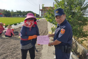鹿寮所長張添財親赴花生曝曬處與稻田宣導農產品防竊觀念與諮詢，籲請農民加強農產品看守及夜間防竊工作。（記者陳昭宗拍攝）