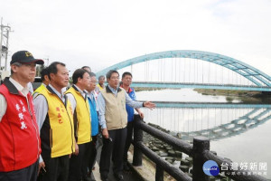 市長視察華宗橋抽水站，陳昆和等多位議員出席關心。
