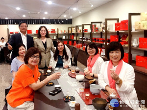 中、日一行貴賓不約而同入住日月潭經典大飯店，該飯店執行長陳明賢以地主身分在東峰紅茶莊園-精典館招待在地日月潭紅茶品茗。