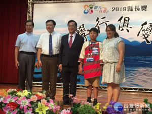 林明溱縣長親自頒發各校優秀縣長獎同學悠遊卡。（記者扶小萍攝）