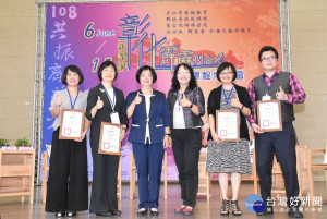 課程博覽會中，縣長王惠美、教育處處長陳逸玲與論壇學者專家。