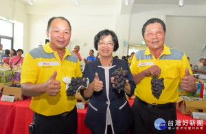 縣長王惠美（中）與大村游鄉長鄉民代表會游主席推廣葡萄 大村葡萄文化季活動。