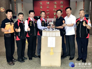 八德分局祝賀警察節   警友辦事處主任致贈多功能手電筒