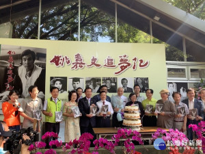 「姚嘉文追夢記」新書發表會，捐出台幣20萬與義賣收入推廣台語文化。主辦單位同時為姚嘉文慶生。