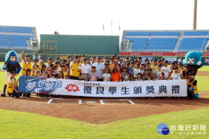 永瑞慈善事業基金會於桃園國際棒球場舉辦「夢想擊發－107學年度永瑞優良學生頒獎典禮」，有151位優秀學子受獎。