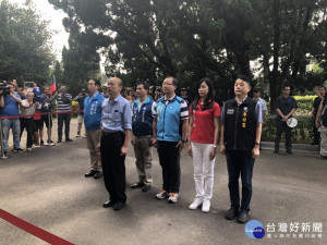 :韓國瑜至頭寮大溪陵寢表達追思。

