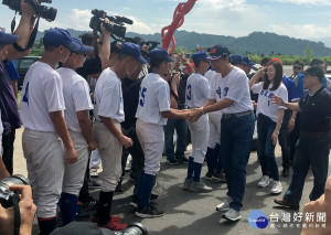 郭台銘和夫人曾馨瑩及林明溱縣長逐一與中興棒球隊員握手擊掌。（記者扶小萍攝）