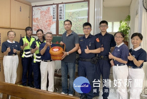 為感恩警察長年守護民眾的辛苦，慈濟志工帶來象徵幸福平安的蘋果禮盒，到北港警分局及各警所慰勉第一線基層員警。