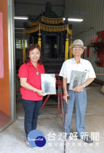 北港第二代祖媽神轎雕刻師李煥美的後人陳淑美，追尋先人足跡並出書紀念，轉贈設計師許澤南大師，傳為美談。