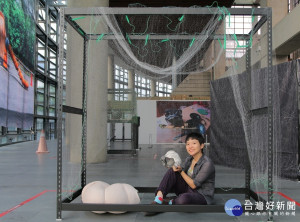 《存在之證》是蔡佩儒自行搭建並罩上細網鐵架的作品，展示大小不一的昆蟲外殼，營造生態觀察的氛圍