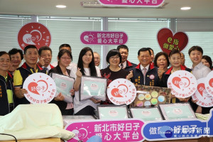 張廖簡宗親會及環國企業公司，合力捐贈97件重力好眠被，市價40多萬元。（圖／記者黃村杉攝）