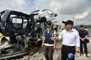 市長侯友宜18日一早無預警率領環保局、警察局、拆除大隊、地政局、農業局等相關局處至五股垃圾山地區，稽查違法業者，當場查獲非法土資場違法運作