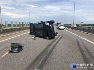 觀音區台61線西向5公里處，發生一起自小客車爆胎翻車事故，車上乘客手腳擦傷、駕駛平安無事。