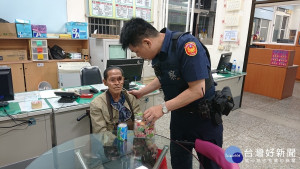 印尼籍華僑老翁來台探親迷途，暖警細心照料助尋親。