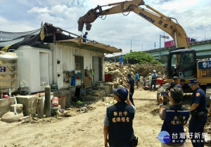 五股垃圾山違建，公安小組遂已依相關規定完成認定，19日執行違章建築的拆除