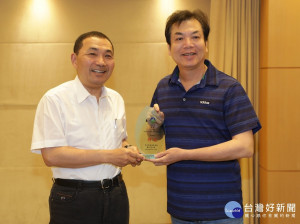 新北市創下連續8年蟬聯全國最乾淨城市紀錄，獲頒地方環境清潔考核特優殊榮，環保局長劉和然19日於市政會議中代表獻獎。（圖／記者黃村杉攝）