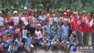 為愛盡心力　幼童彩繪套袋保護愛心柚