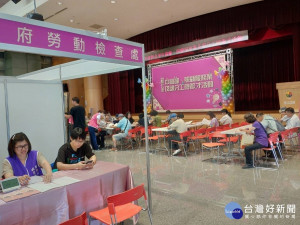 新北市政府勞工局與新北市榮民服務處19日於市府6樓禮堂，共同舉辦「中高齡、照顧服務業及部分工時聯合徵才活動。（圖／記者黃村杉攝）
