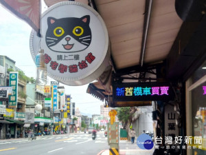 動保處人員至現場發現吳姓非法業者也在店家門口懸掛「貓宅間貓旅館請上二樓」市招