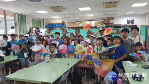 桃園市同安國小與韓國龜尾市松亭小學締結姊妹校合照

